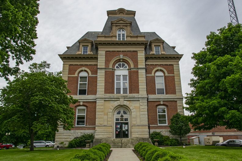 Benton County Indiana Courthouse (Fowler).jpg